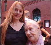 links die Autorin Uta Ackermann, rechts die Schauspielerin Käthe Reichel